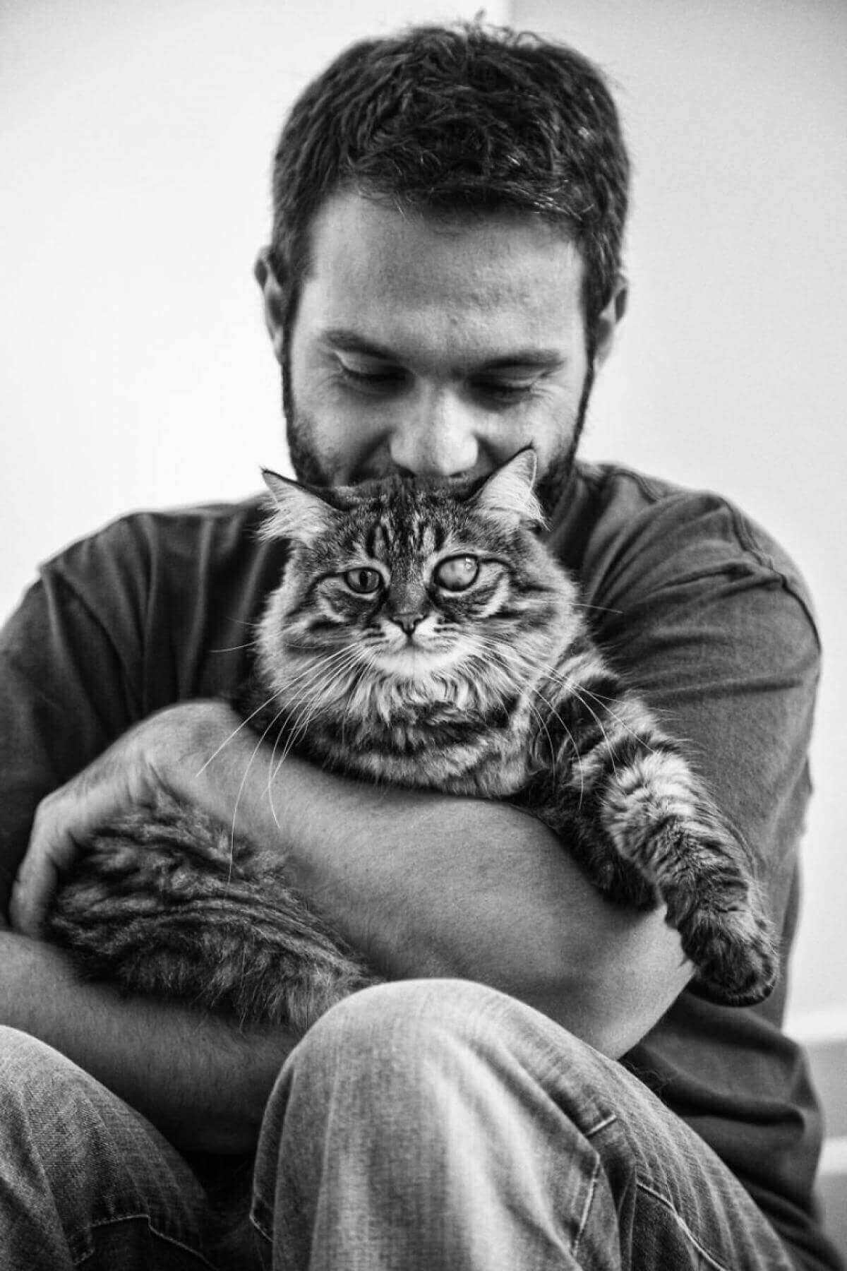 Petting men. Парень с кошкой. Мужчина с котиком. Мужчина обнимает кота. Мужская фотосессия с котом.