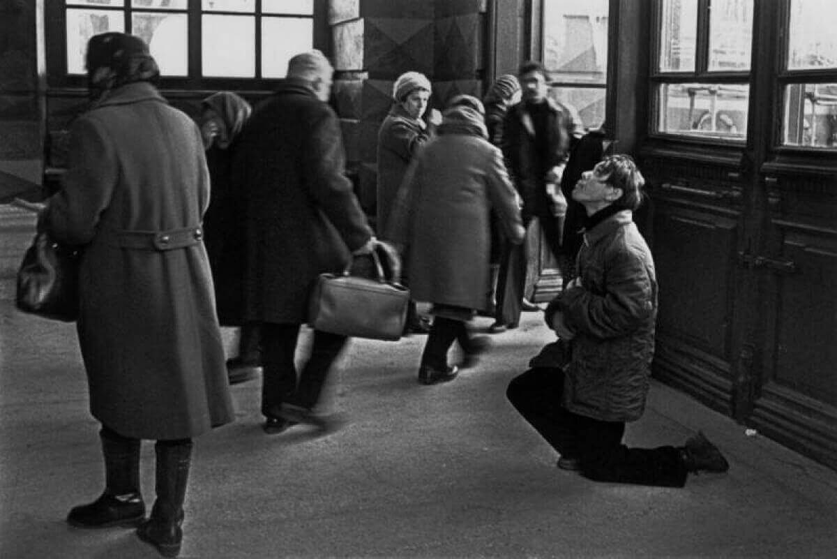 Запрещенные советские. Георгий Пинхасов фотограф СССР. Фото Пинхасова СССР. Фото Георгия Пинхасова 1980. Советские носильщики на вокзале.