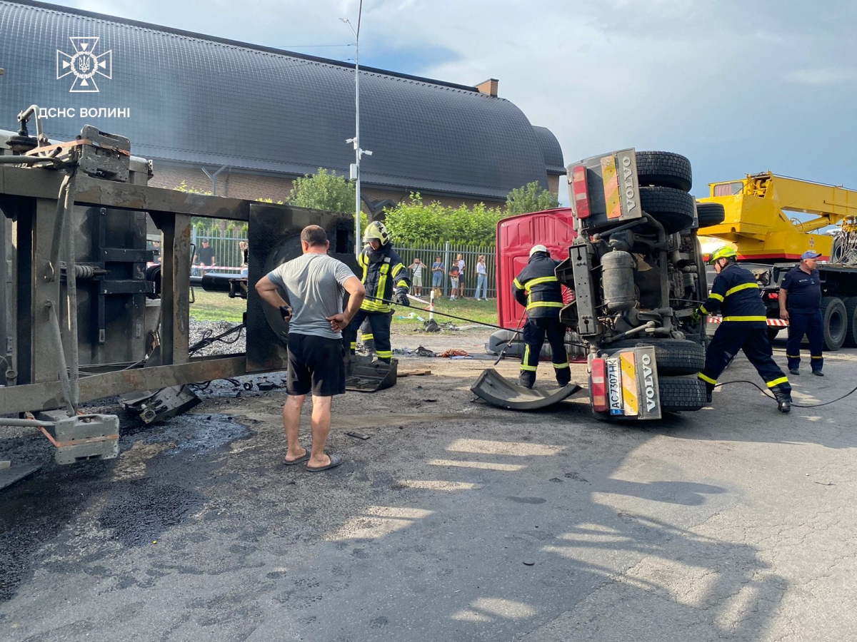 У Луцькому районі посеред дороги перекинулася вантажівка