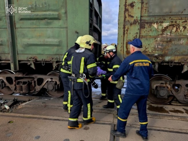 У ДТП на залізничному переїзді у селі Ромашківка постраждали троє осіб