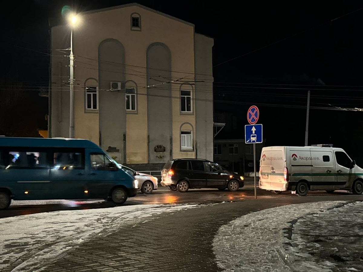 У Луцьку трапилася автопригода на площі Возʼєднання