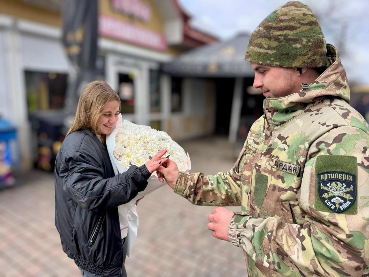 У Володимирі військовослужбовець креативно освідчився коханій