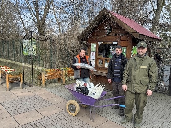 У Луцький зоопарк передали понад 25 кг риби, вилученої у недобросовісних рибалок