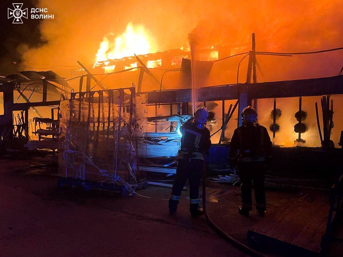 Поблизу Луцька горіло підприємство