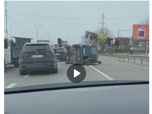 У Луцьку на вулиці Рівненській перекинулася автівка