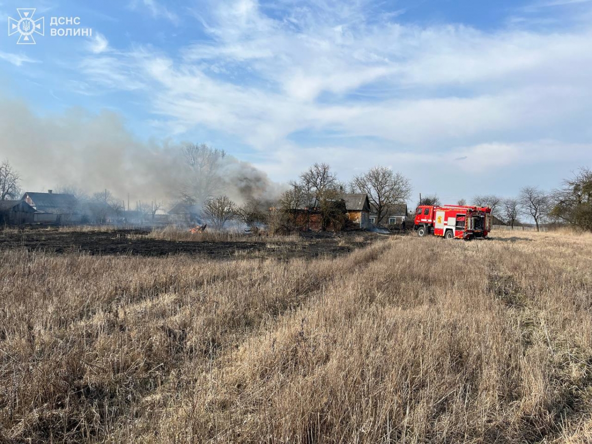 На Володимирщині рятувальники ліквідували чергову масштабну пожежу