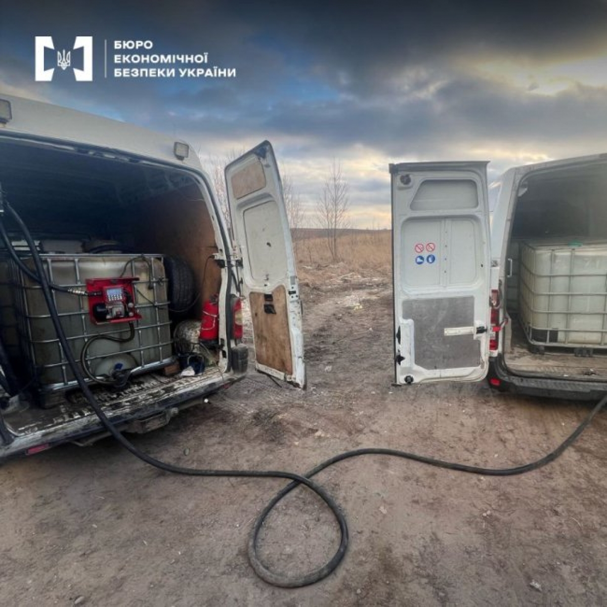 Двоє волинян облаштували підпільну АЗС в багажнику буса