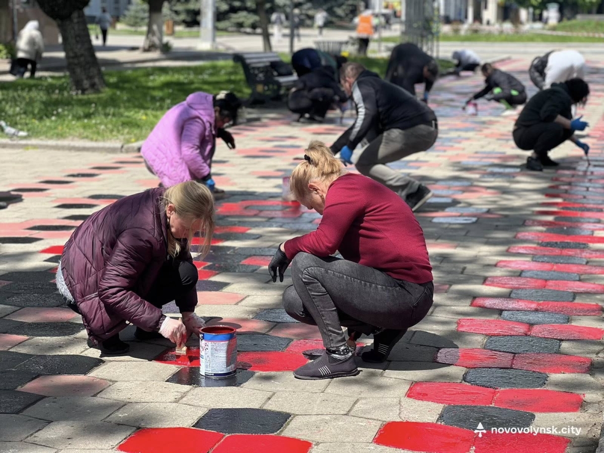 У центрі Нововолинська знову розцвіла «вишивана алея»