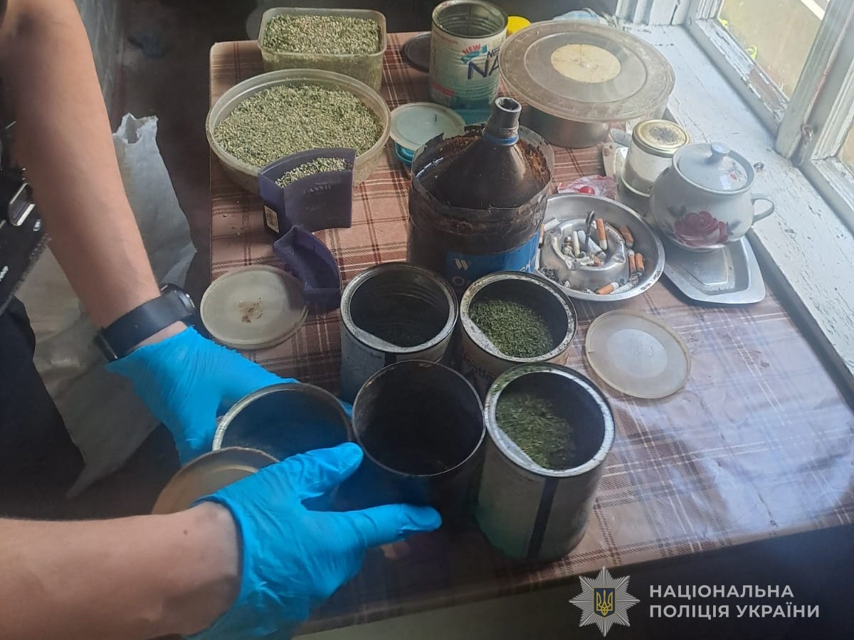 У волинянина вилучили майже 1 кг маку і понад 200 рослин конопель