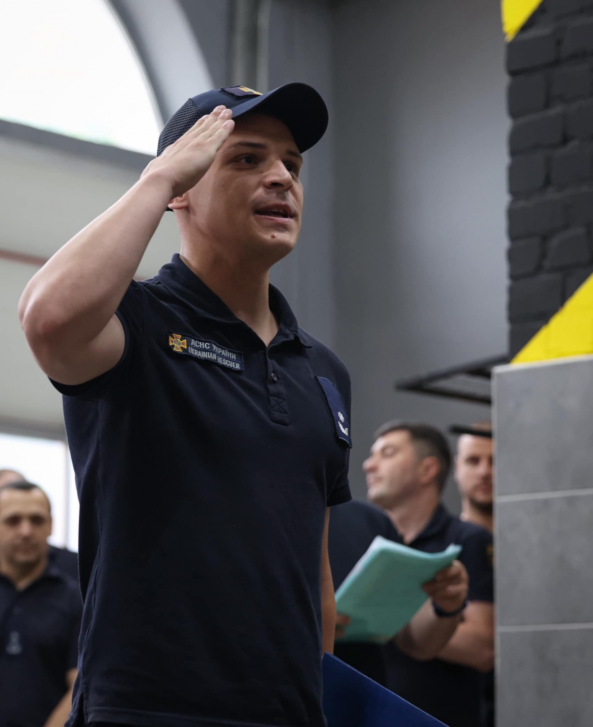 Луцьких рятувальників відзначили за ліквідацію наслідків російського обстрілу