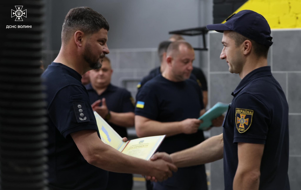 Луцьких рятувальників відзначили за ліквідацію наслідків російського обстрілу