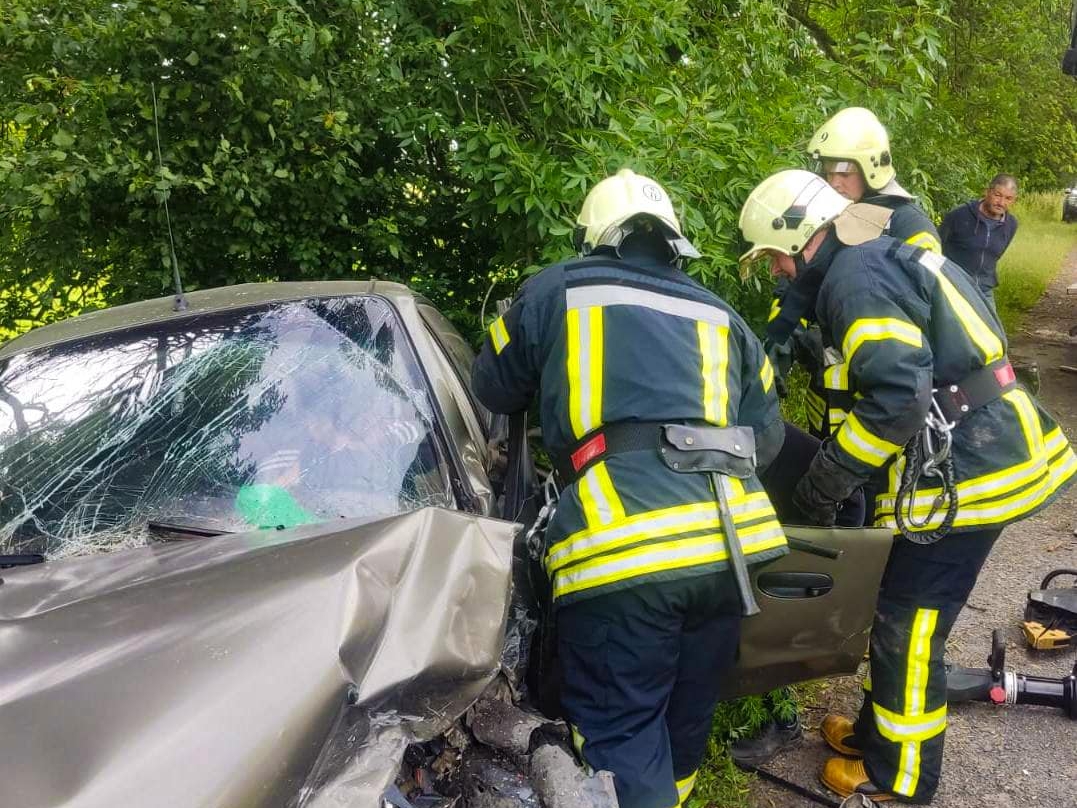Автопригода на Волині: рятувальники визволили водія з понівеченої автівки