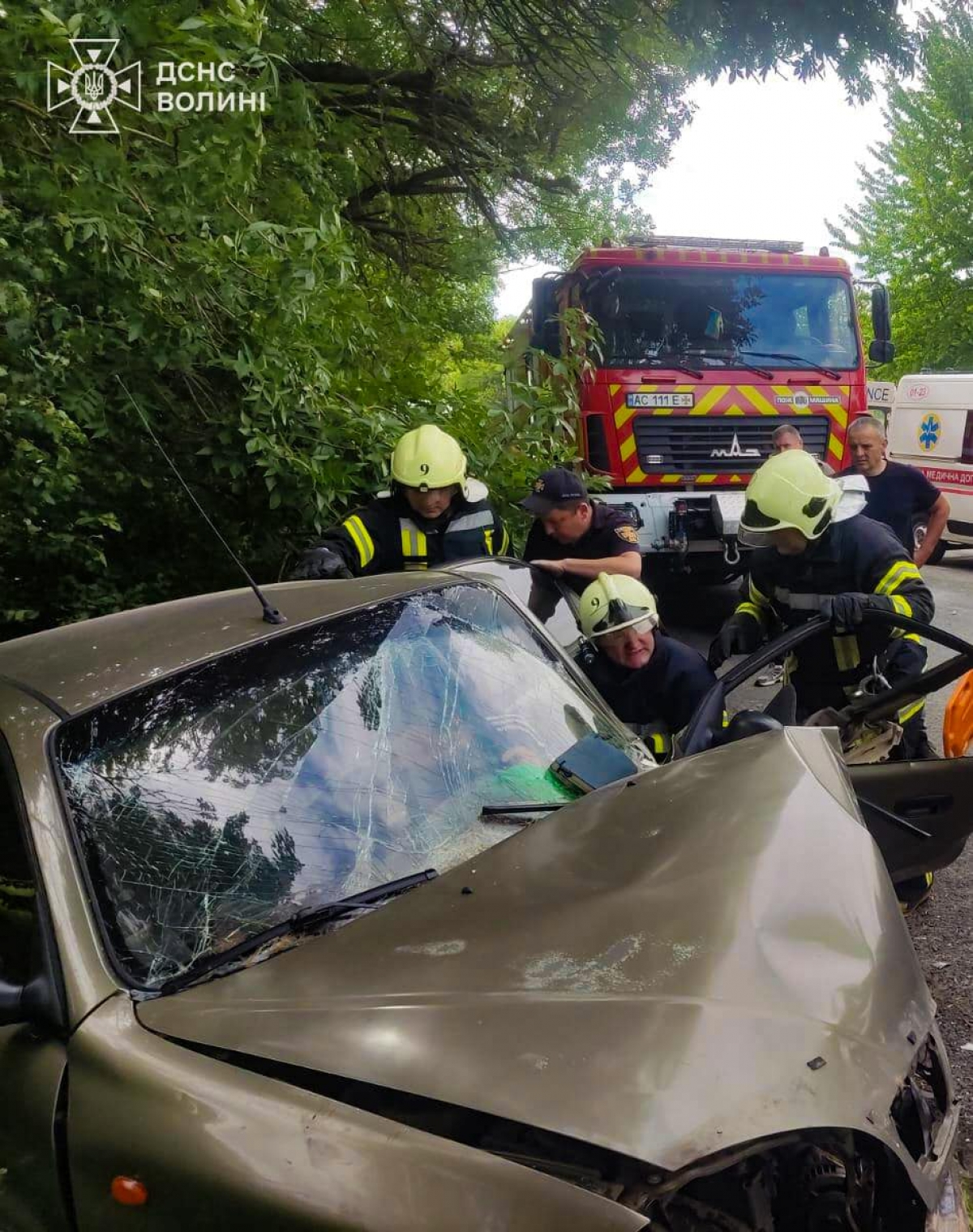 Автопригода на Волині: рятувальники визволили водія з понівеченої автівки