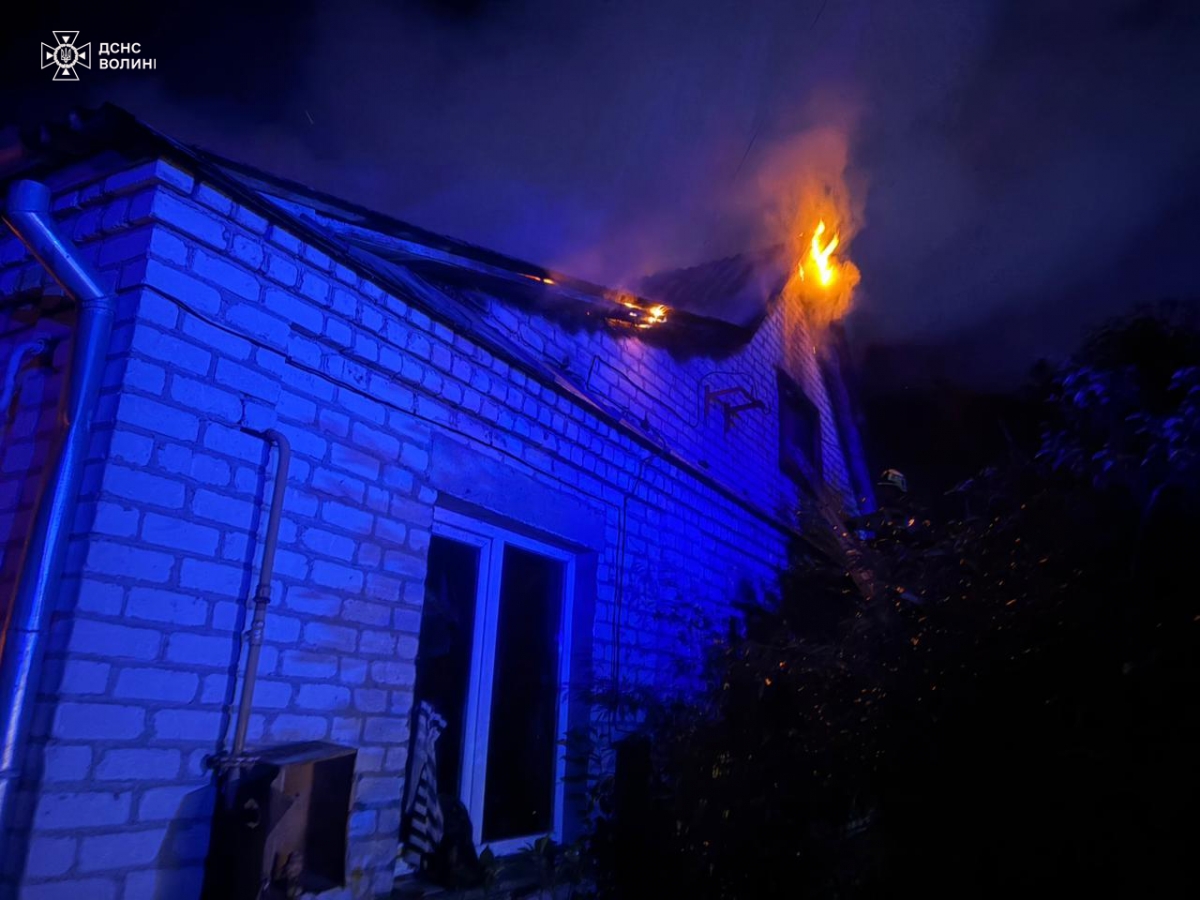 Пожежа на Волині: у людей горів будинок (ФОТО)
