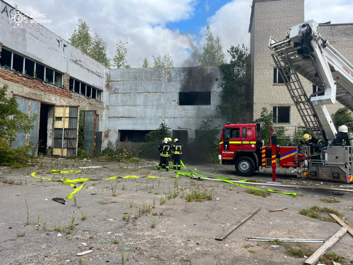 У ДСНС повідомили деталі пожежі на закинутому молокозаводі в Володимирі
